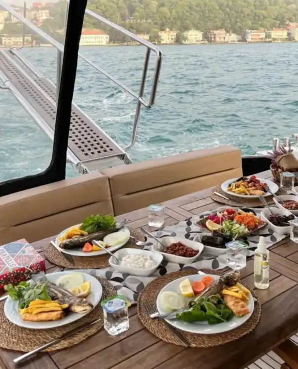 Teknede Öğle Yemeği Hizmeti